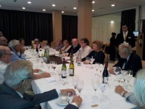 Debate alrededor de la mesa con todos los asistentes