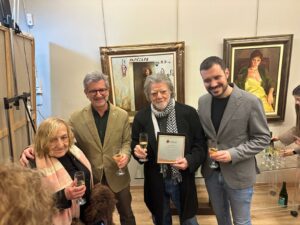 Lluís Ribas acompañado por la escritora Marta Pessarrodona, el Alcalde de Sant Cugat Josep M. Vallès, y el teniente de Alcaldía Bernat Picornell