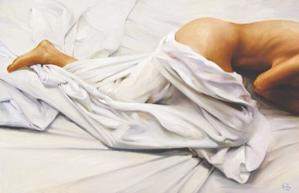 Mujer tumbada y envuelta en sábanas blancas, con parte del torso al descubierto