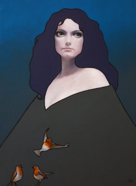 Mujer con cabello largo azul oscuro, con vestido gris, y delante 3 parajos que parece que se hablan, El fondo es de color azul muy oscuro.