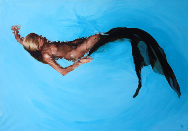 Mujer en agua azul, con torso desnudo y un pañuelo grande oscuro que parece una cola de sirena
