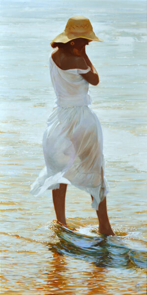 Chica en la orilla de la playa con vestido fino blanco