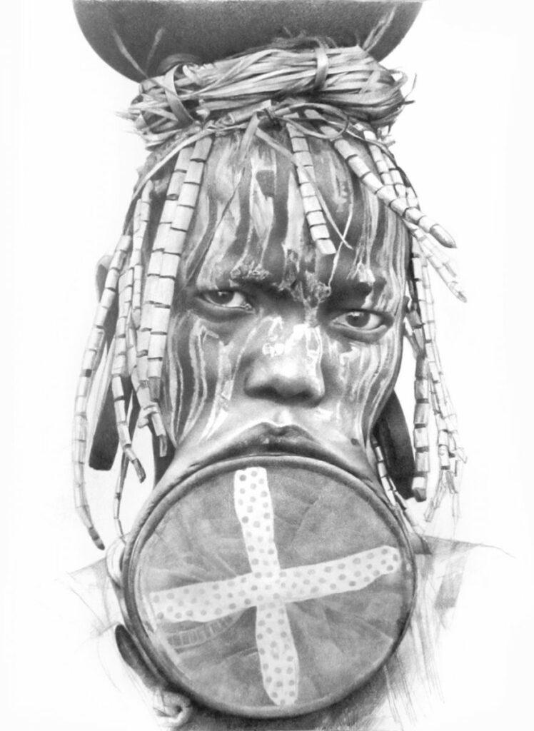 Retrato de un miebro de una tribu con labio elongado y transportando algo en la cabeza