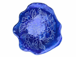 Obra de cerámica azul con decoraciones rayadas, en forma de plato